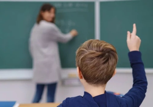 Nauczycielka grała z uczniami „w butelkę”. „Napisz, że twoja dziewczyna jest w ciąży”