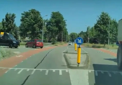 Tesla FSD (Supervised) kontra zablokowany pas ruchu. Nawet ja miałbym tutaj wątpliwość, jak jechać
