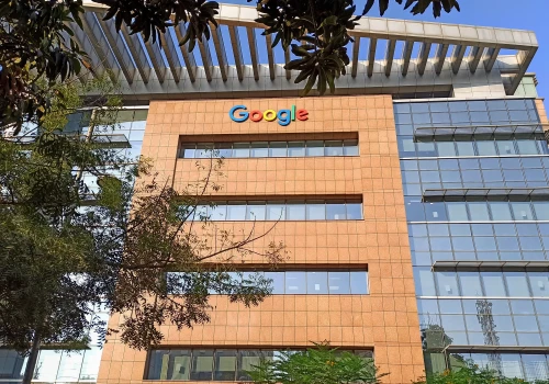 Google uruchamia w Indiach program edukacyjny AI Research Foundations i rozszerza Gemini Live na 25 języków