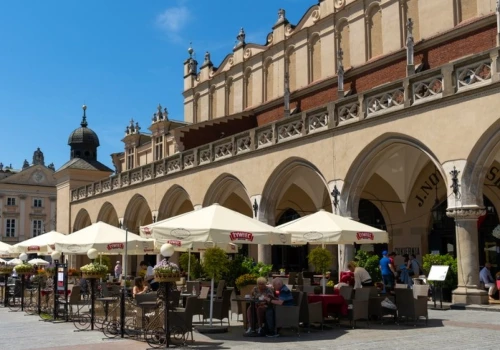 Najbardziej ucierpią małe biznesy. Co zakaz reklamy alkoholu oznacza dla gastronomii?