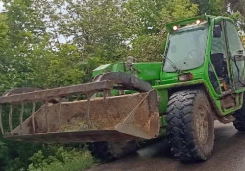 Pijany jechał ładowarką do sklepu. I demolował wszystko po drodze