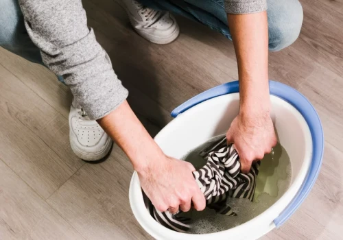 Do wiadra wsypuję jedną łyżkę. Nie o połysk chodzi w tym triku najbardziej