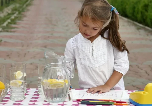 Dziecięcy biznes pod lupą. Skarbówka i sanepid o stoiskach z lemoniadą