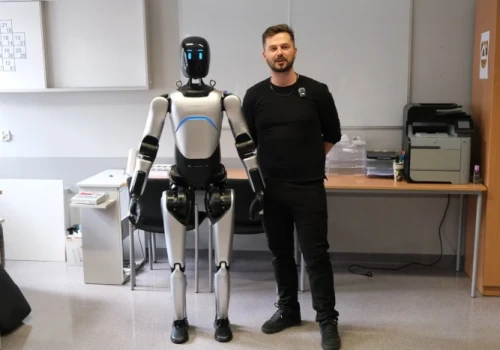 UAM: humanoidalny robot pomoże zbadać przyszłość pracy i relacje człowieka z AI