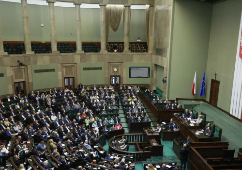 Największe partie z problemami, potężna fala na prawicy. Nowy sondaż