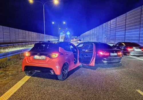 Sceny jak z filmu akcji na autostradzie. Właściciel Yarisa się zdziwi