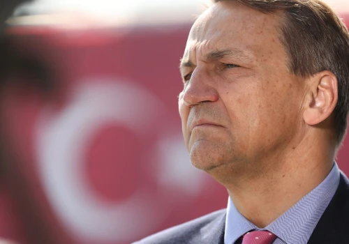 Sikorski ostrzega: Putin może planować prowokację z użyciem ukraińskich dronów. 