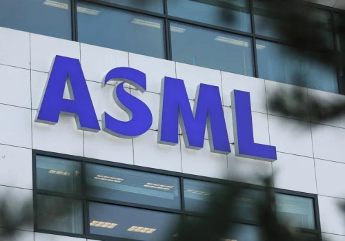 ASML znów podnosi prognozy sprzedaży. Popyt na maszyny do produkcji chipów stale rośnie