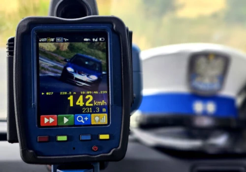142 km/h w terenie zabudowanym! Kosztowna szarża kierowcy Saaba