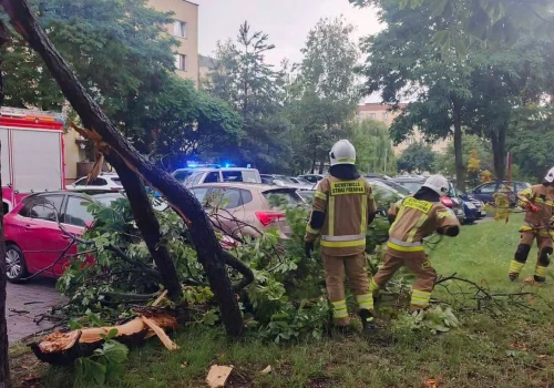 Ulewa przeszła nad powiatem. Ucierpiało osiedle Rosochy w Ostrowcu