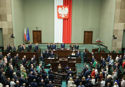 Dwie Konfederacje wyprzedzają PiS. Nowy sondaż zmienia układ sił w Sejmie