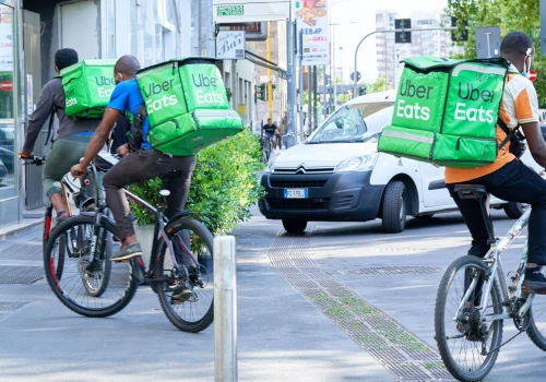 Przejęcie Uber Eats na horyzoncie. Kto jest w grze?