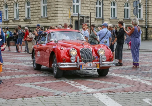 Zabytkowe auta zachwyciły na placu Ratuszowym. Konkurs elegancji zwieńczył 47. Beskidzki Rajd