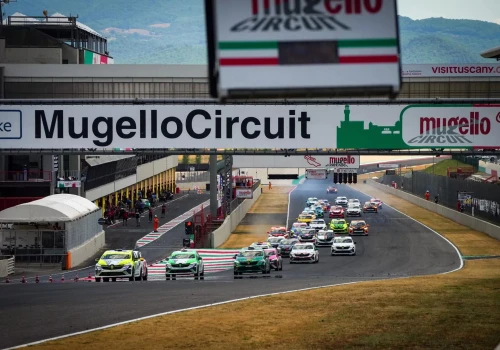 Dachowanie, 0,027 sekundy i dwa francuskie zwycięstwa. Renault Clio Cup szaleje na Mugello