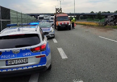 Poważny wypadek na autostradzie A2. Bus przewrócił się na bok, trasa w kierunku Poznania jest zablokowana