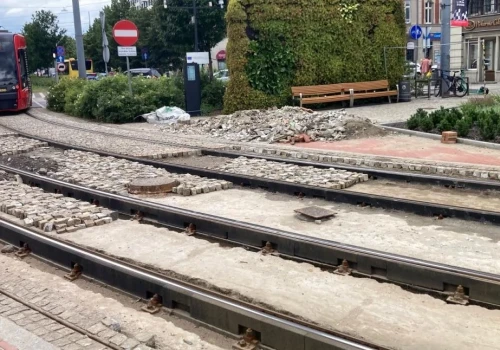 Po 1,5 miesiąca wracają na rozkopane torowisko przy Rynku. Będą utrudnienia w ruchu tramwajów