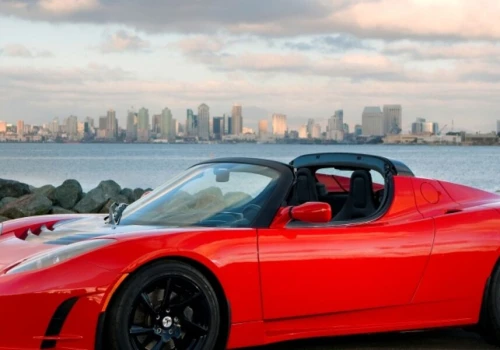Trzy nowe Tesle Roadster przeleżały 13 lat w kontenerze. Sprzedano je za fortunę
