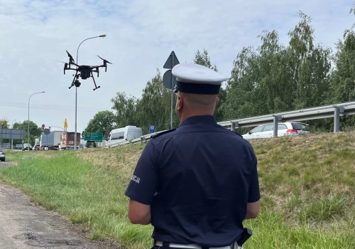 Policyjny dron nad drogami powiatu świdnickiego. Posypały się mandaty za znak STOP