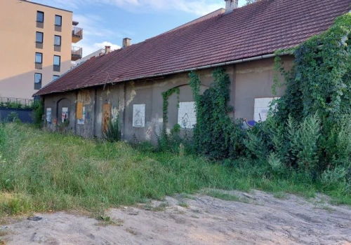 Dwa niszczejące budynki mieszkalne przy ulicy Fredry na sprzedaż. Będzie przetarg