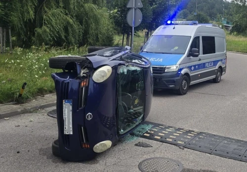 Babcia na podwójnym gazie położyła auto na boku. Na pokładzie 9-letnia wnuczka