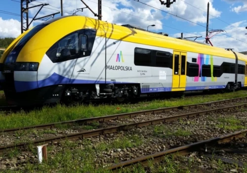 Pociąg Kolei Małopolskich zatrzymany tuż przed zderzeniem z Pendolino. Groźny incydent w Krakowie