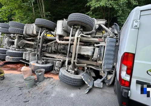 Betonomieszarka położyła się na ciasnym łuku: 2 osoby nie żyją, 1 została ranna