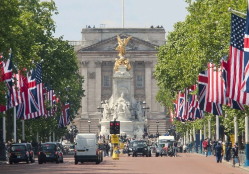 Skandal w Pałacu Buckingham. W środku książę Andrzej i Epstein. Zdjęcia obiegły świat