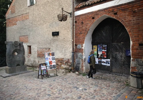 To miejsce znają pokolenia Olsztynian. Galeria Sowa znika z zamkowego wzgórza po ponad 30 latach