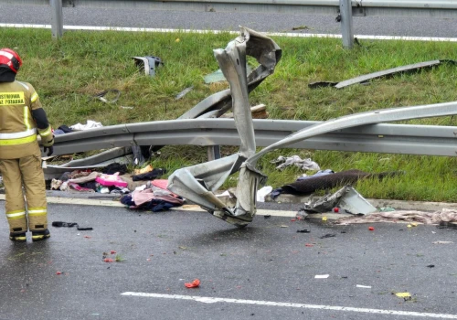 Na S19 pod Kraśnikiem samochód uderzył w bariery. Zablokowane dwa pasy w kierunku Rzeszowa