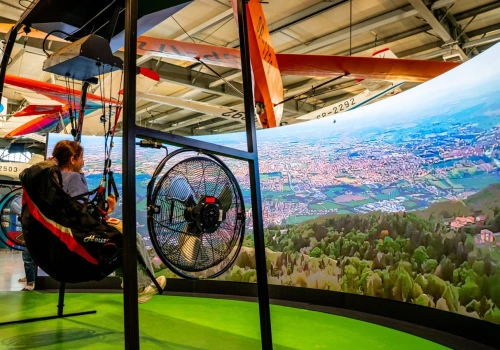 Chcesz poczuć się jak pilot? W Krakowie uruchomiono symulator lotu paralotnią
