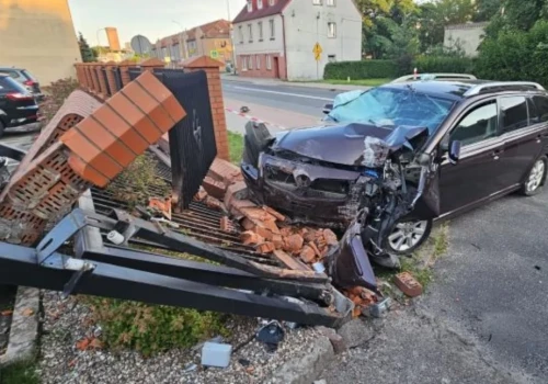 25-letni Kolumbijczyk wjechał w ogrodzenie straży pożarnej