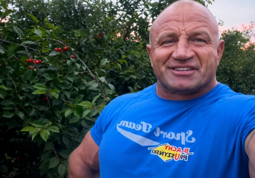 Mariusz Pudzianowski pokazał kulisy pracy w sadzie. „Nie ma nic za darmo”