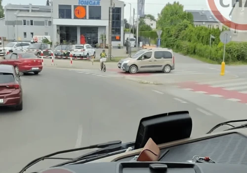 Pisk opon, pośpiech i zderzenie. Nagranie „Stop Cham” pokazuje potrącenie rowerzysty