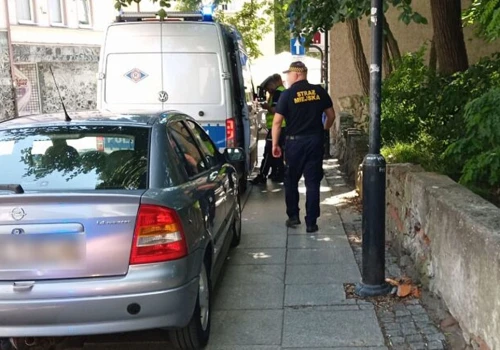 Źle zaparkował na Starym Mieście. Kontrola przybrała nieoczekiwany obrót