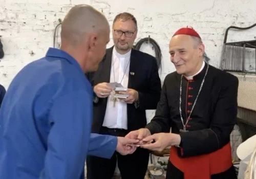 Wysłannik papieża spotkał się z rosyjskimi jeńcami. Wręczył im prezenty