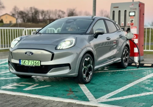Najczęstsze awarie aut elektryczny zaskakują. Baterii nie ma w TOP5