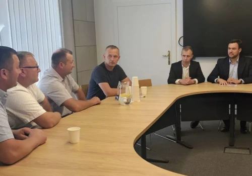 Przywieźli ministrowi worek ziemniaków. „Za chwilę będziemy je oddawać za darmo”