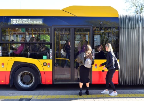 Kto może jeździć komunikacją miejską za darmo? Dowiedz się, zanim kupisz bilet