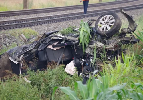 Cud na torach! Pociąg skasował Passata. Silnik wyleciał, auto odrzuciło w pole