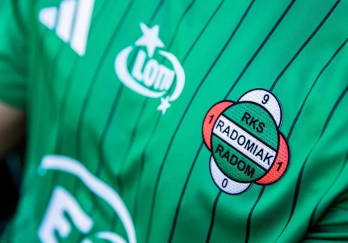 Gołąb i powrót do klasyki. Radomiak pokazał nowy domowy komplet