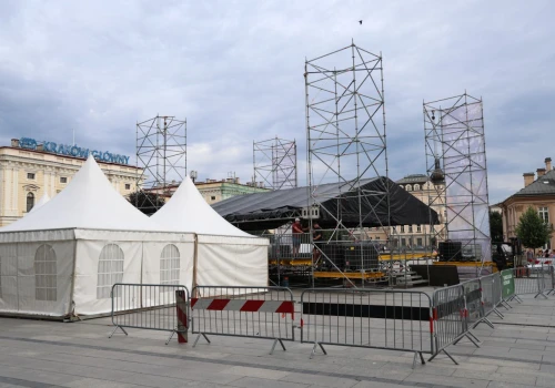 Przed Galerią Krakowską rośnie wielka scena. Wystąpią tu artyści z sześciu krajów świata