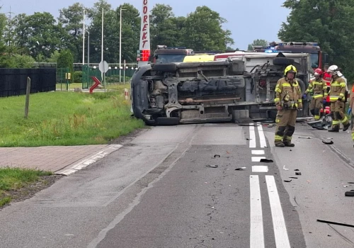 Wypadek na DW702 w powiecie zgierskim. 6 osób poszkodowanych