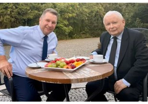 Czarnek z Kaczyńskim przy owocach. 