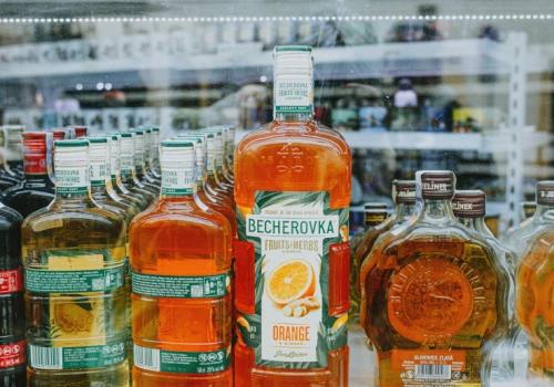 Komisja Zdrowia łączy projekty Lewicy i Polski 2050. Chodzi o reklamę i sprzedaż alkoholu