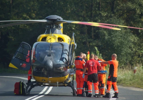 Potrącenie kobiety z dwójką dzieci, trzy śmigłowce w akcji ratunkowej. Droga jest zablokowana