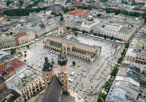 Maluchy opanowały Rynek Główny w Krakowie. Ponad 60 Fiatów 126p i dwa miliony złotych dla dzieci