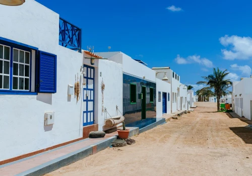 Wszyscy lecą na Lanzarote. Tuż obok kryje się niezwykła wyspa, na której mieszka tylko 750 osób