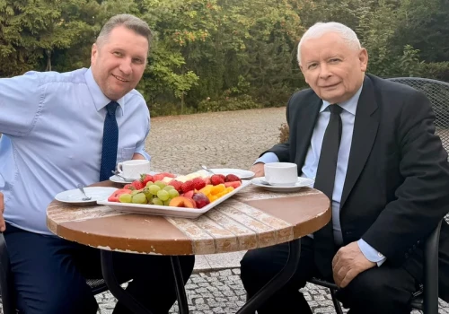 W PiS uciszają plotki. Wymowne zdjęcie Kaczyńskiego i Czarnka