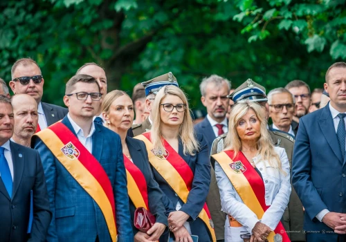 Radny PiS krytykuje za piknik z jedzeniem obok miejsca pamięci. „Nie przystoi”