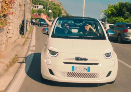 Fiat 500 Cabrio w nowym włoskim hicie lata. 65 KM jedzie na Wybrzeże Amalfi